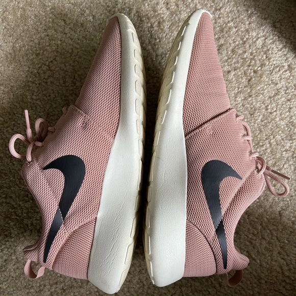 blush nike roshe